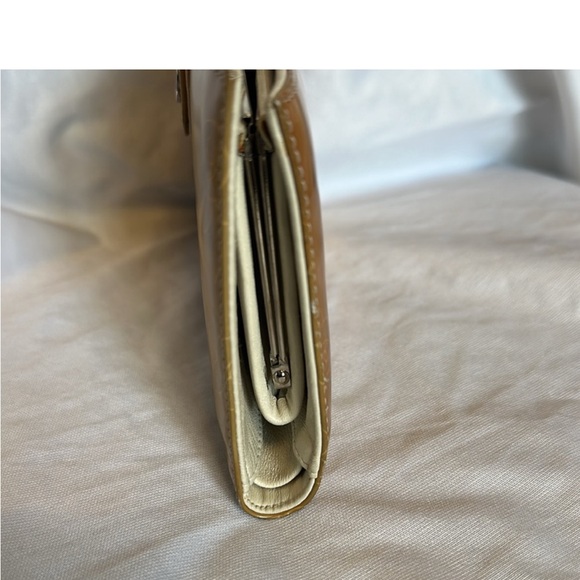 Authentic CHANEL CC Logo with kiss-lock wallet. Comes with authenticity card. - Picture 3 of 10